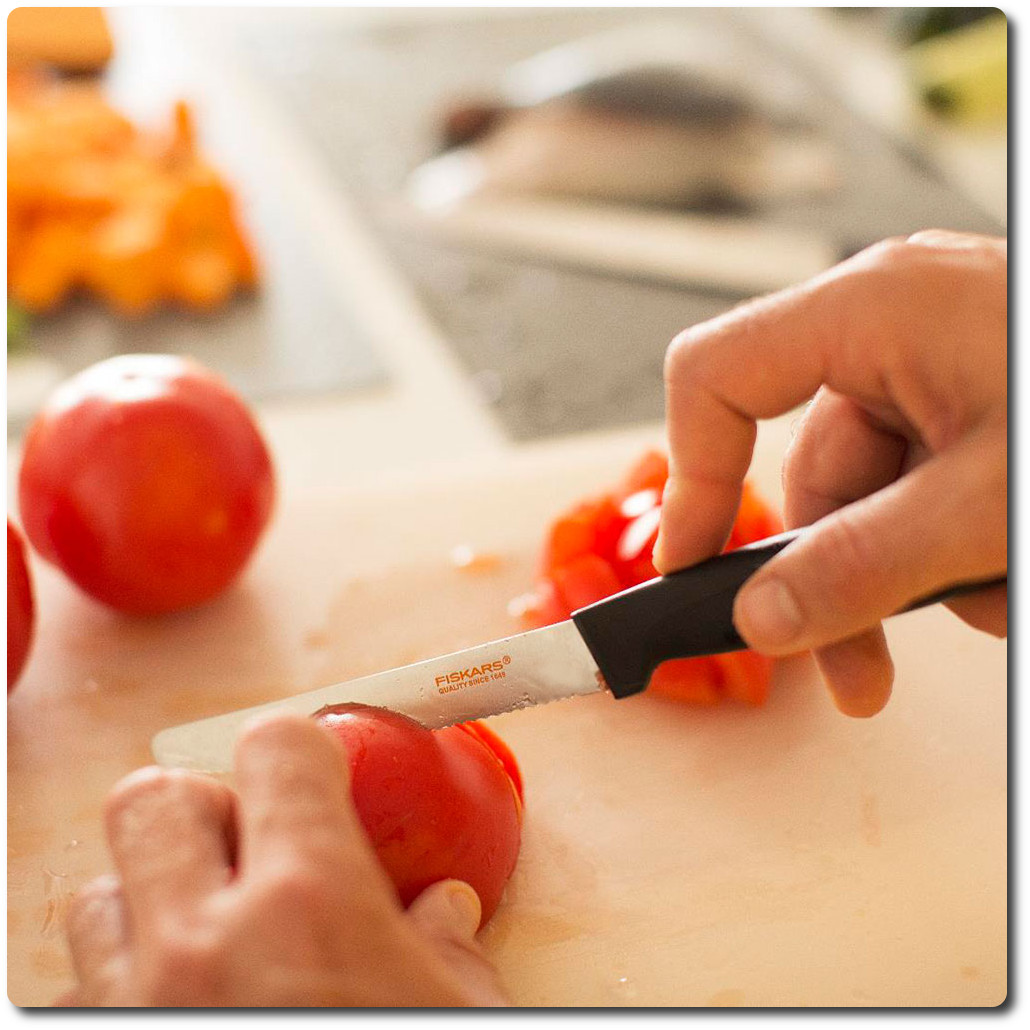 Нож для томатов. Fiskars нож для томатов functional form 12 см. Кухонный нож fiskars FF для томатов. Нож для томатов fiskars 857104. Fiskars томатный нож 12см.