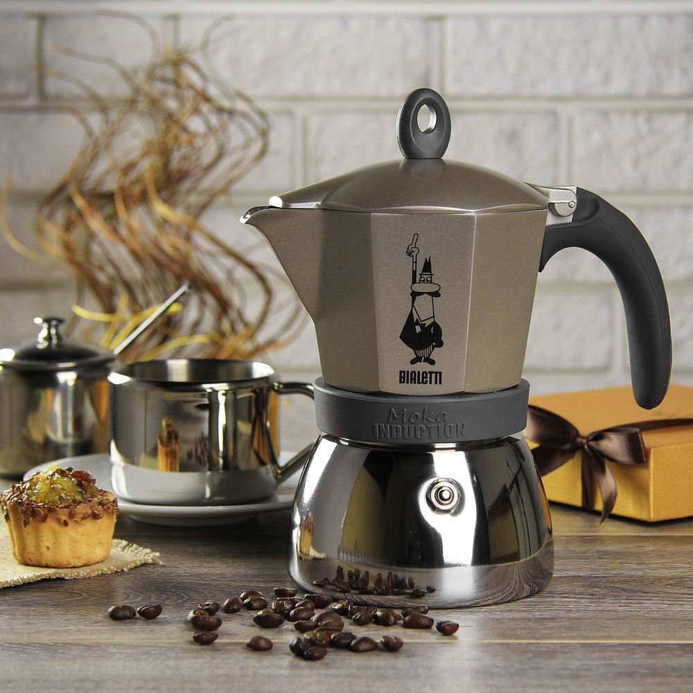 Для варки кофе. Гейзерная кофеварка Bialetti Moka Induction. Мока гейзерная кофеварка. Гейзерный кофейник Биалетти. Bialetti Moka Induction Gold.