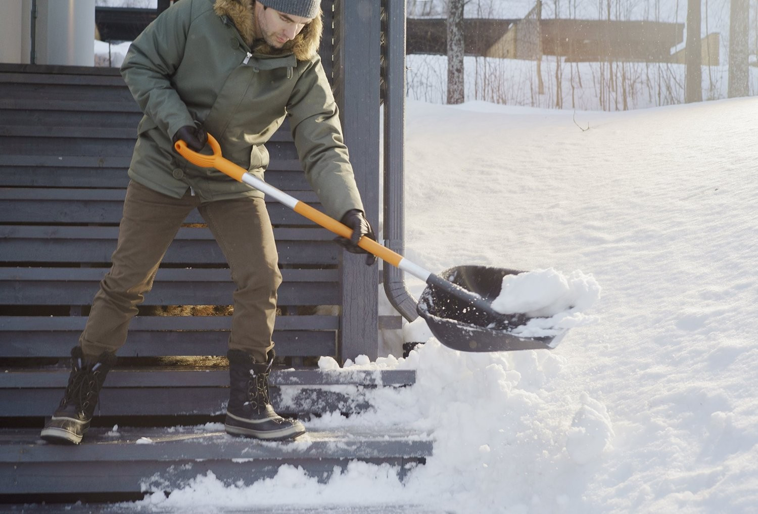 Фото уборка лопатой. Fiskars 141001. Лопата Snow Shovel. Лопата для уборки снега fiskars Gardena. Уборка снега.