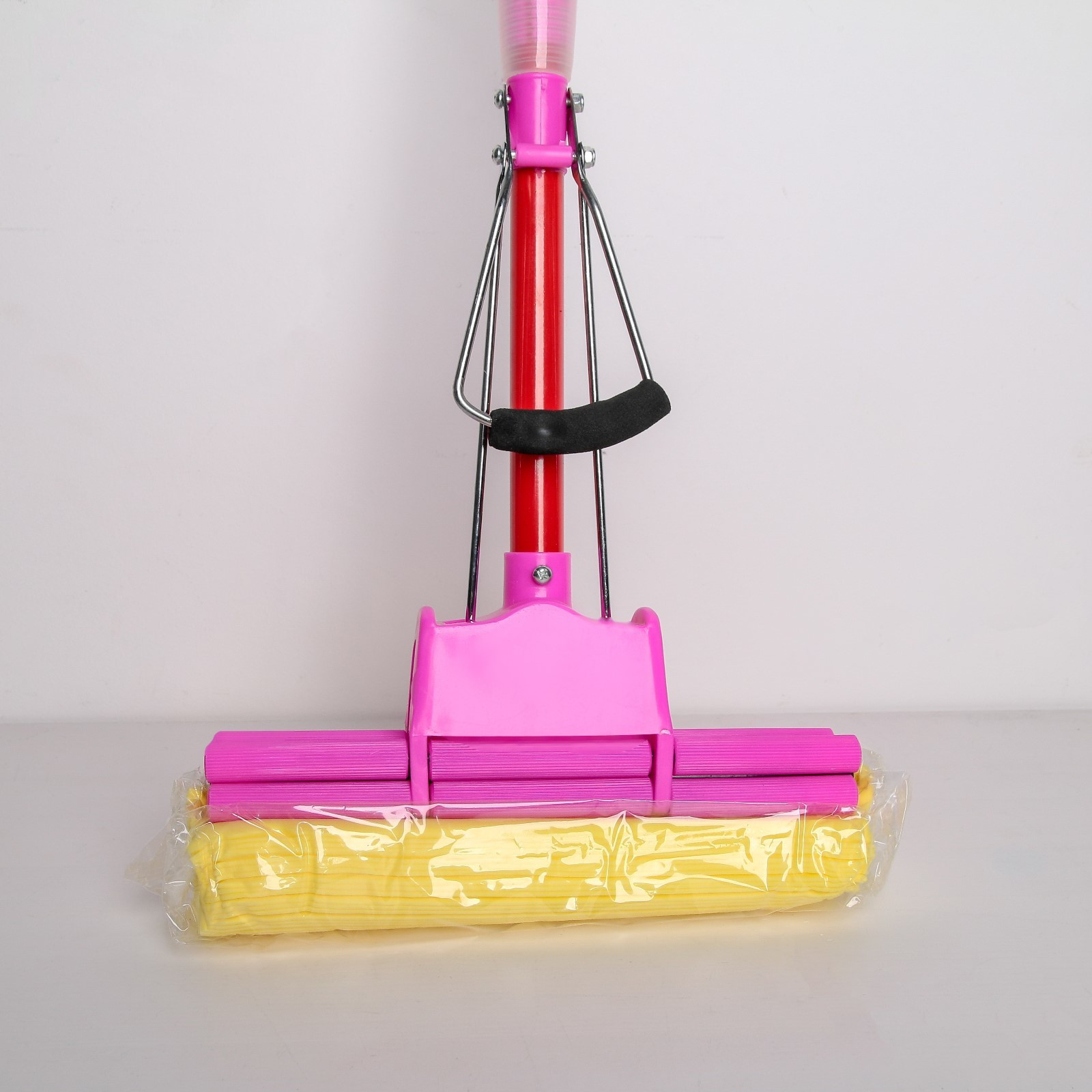 швабра самоотжимная роликовый отжим насадка pva 26 см черенок 110 см. швабра отжимная master fresh телескопическая (с насадкой pva). швабра с двойным отжимом. 5*6 см,телескопическая рукоятка,. швабра отжимная 115 см,губка pva 27*5.